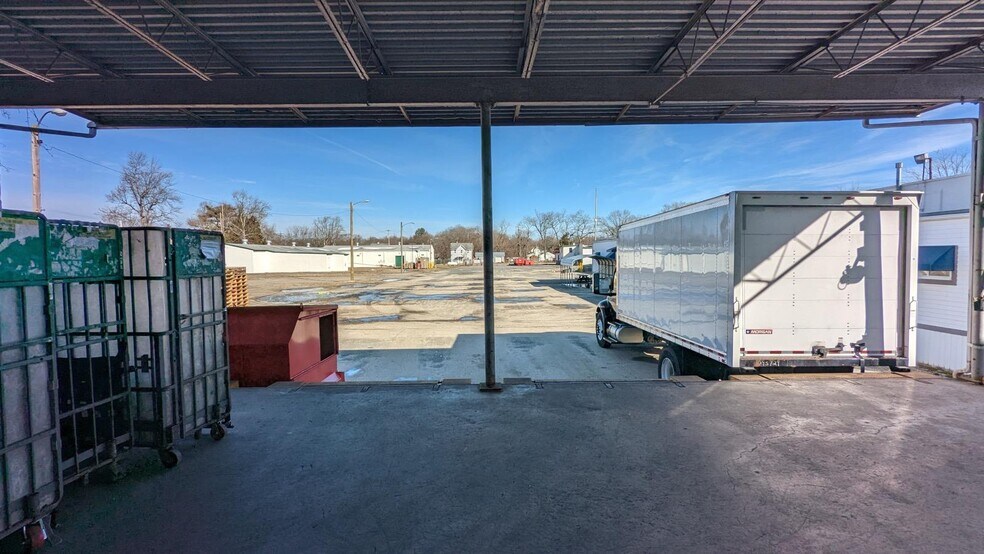 More Photos Of 717 Longfellow St, Woodbine Warehouse For Lease