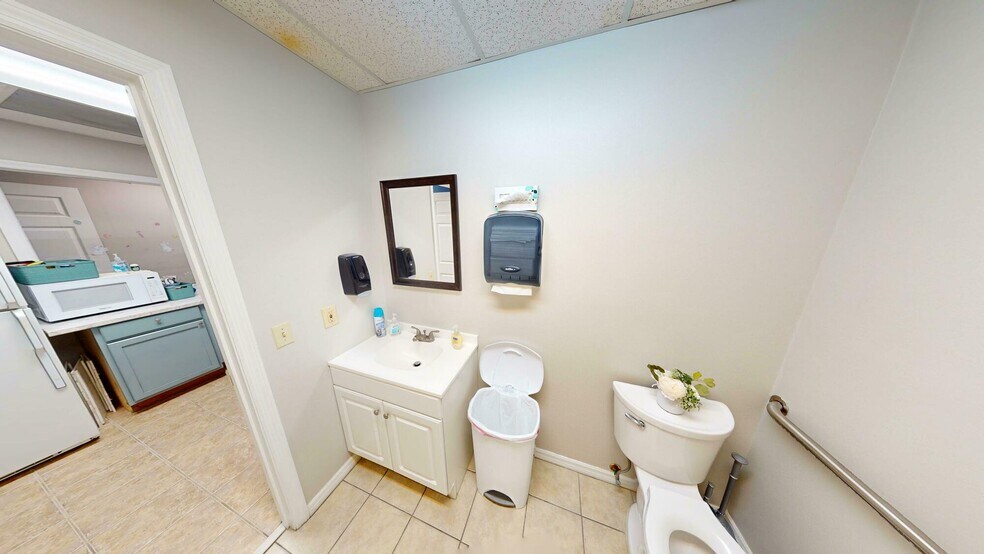 More Photos Of 32644 Blossom ln, Leesburg Office For Sale