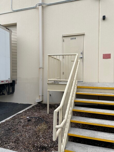 More Photos Of 6614 Kingspointe Pky, Orlando Distribution For Lease