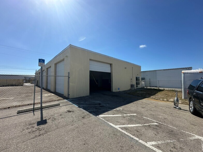 More Photos Of 1002 SE 9th St, Cape Coral Service For Lease