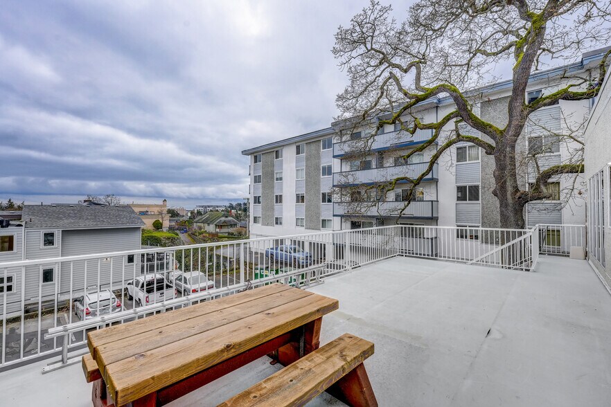 More Photos Of 915 Esquimalt Rd, Victoria Office For Sale