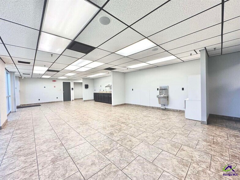 More Photos Of 801 Valley Dr, Perry Distribution For Lease