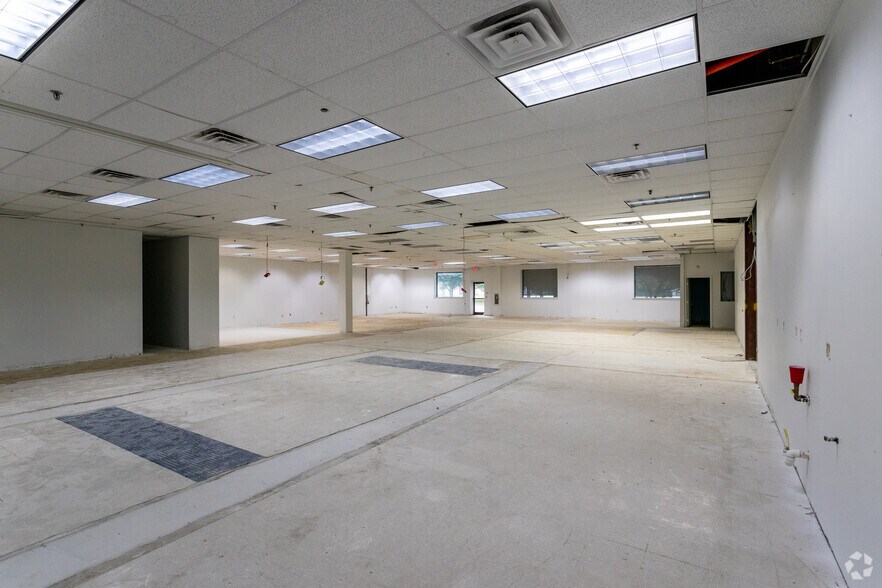 More Photos Of 6 Terri Ln, Burlington Light Distribution For Lease