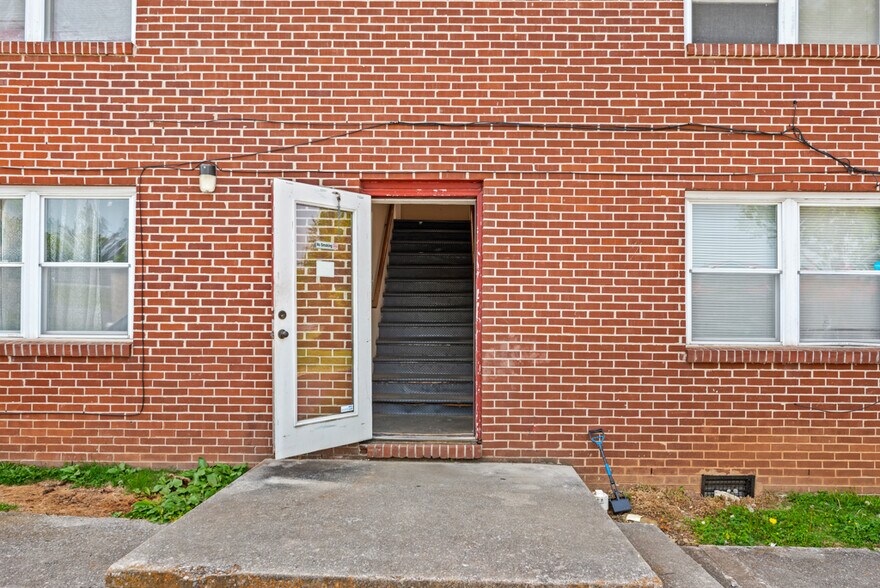 More Photos Of 305 Boone St, Strawberry Plains Apartments For Sale