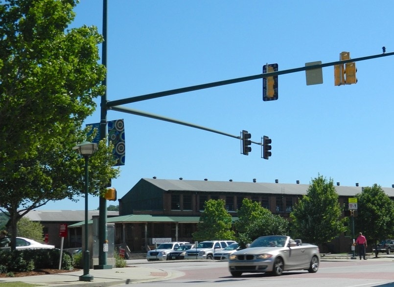 More Photos Of 205 Manufacturers Rd, Chattanooga General Retail For Lease