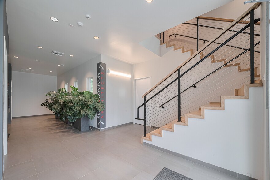 More Photos Of 2535 North Fwy, Houston Office For Lease