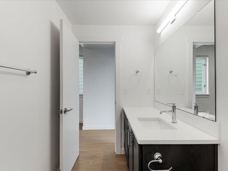More Photos Of 5042 NE Fremont St, Portland Apartments For Sale