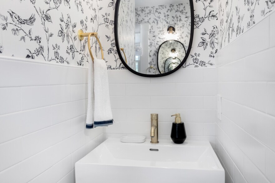 More Photos Of 508 N Orange St, Fredericksburg Specialty For Sale