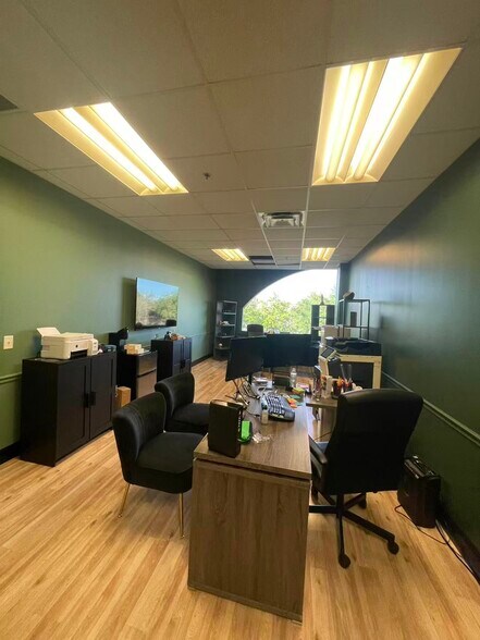 More Photos Of 7075 Kingspointe Pky, Orlando Showroom For Sale