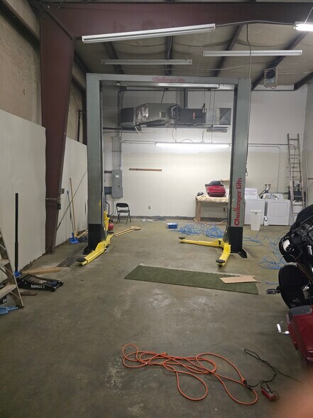 More Photos Of 6109 Brookshire Blvd, Charlotte Flex For Lease