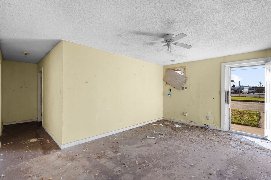 More Photos Of 102 9th St N, Texas City Apartments For Sale