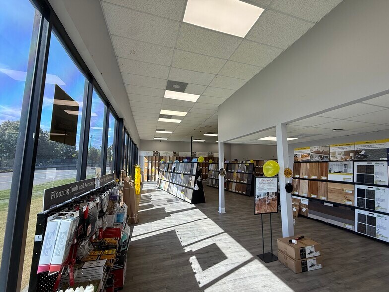 More Photos Of 1108 Thomasboro Rd, Charlotte Showroom For Lease