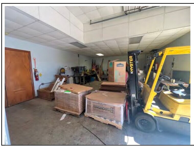 More Photos Of 1310 Commerce St, Marshall Light Distribution For Sale