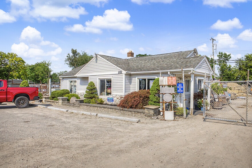 More Photos Of 1287 S Merriman Rd, Westland Freestanding For Sale
