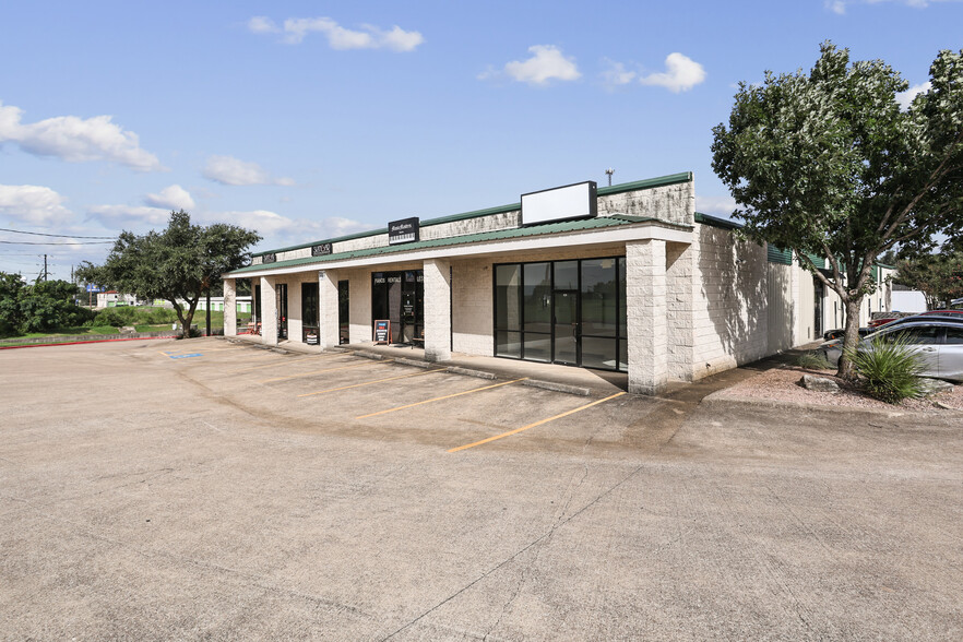 Primary Photo Of 11190 Circle Dr, Austin Unknown For Lease