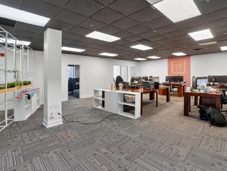 More Photos Of 330 Av Avro, Pointe-claire Warehouse For Sale