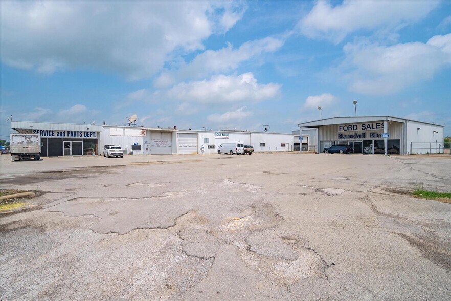 More Photos Of 1608 W Moore Ave, Terrell Auto Dealership For Sale