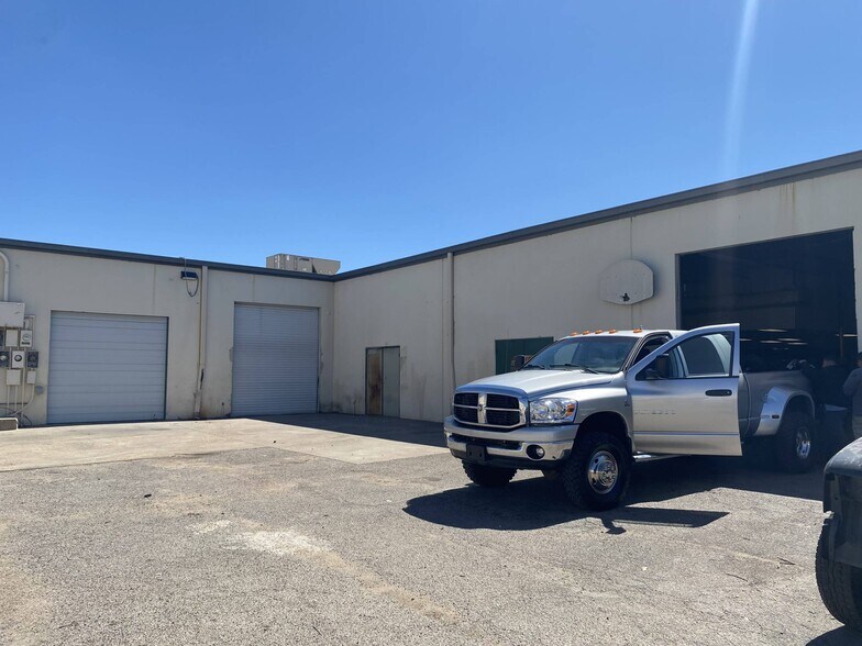 More Photos Of 2429-2458 Walnut Ridge St, Dallas Light Manufacturing For Lease
