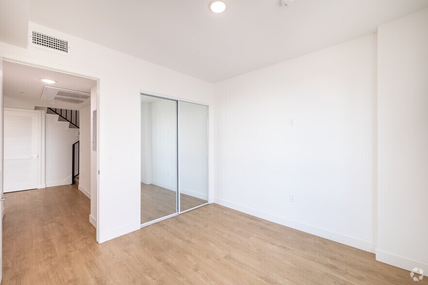 More Photos Of 6569-6581 N Van Nuys Blvd, Van Nuys Apartments For Lease