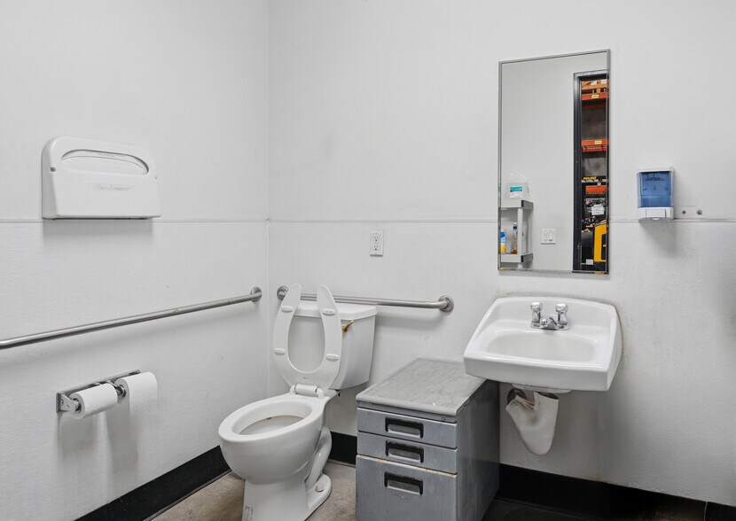 More Photos Of 8495 Redwood Creek Ln, San Diego Manufacturing For Sale