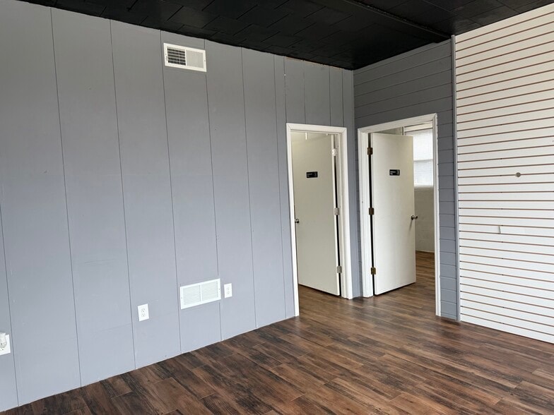 More Photos Of 7010 Doral Dr, Tobaccoville General Retail For Sale