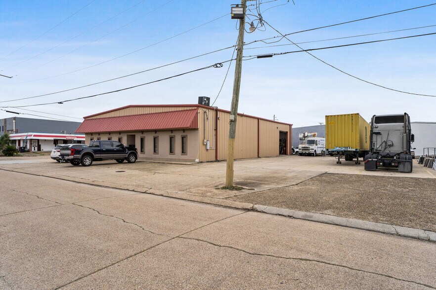 More Photos Of 2501 Florida Ave, Kenner Light Distribution For Sale