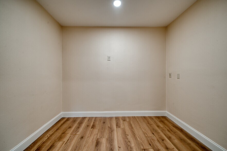 More Photos Of 9206 Thomasville Dr, Houston Warehouse For Sale