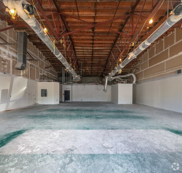 More Photos Of 480 E Bay St, Charleston General Retail For Lease