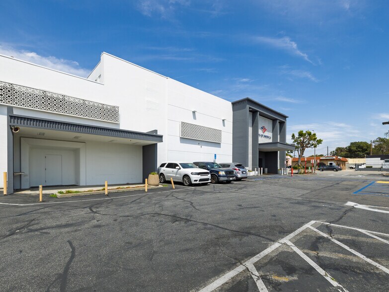 More Photos Of 320-330 E Manchester Blvd, Inglewood Bank For Lease