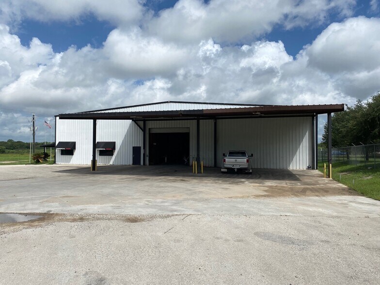 More Photos Of 1900 E US Highway 90, Seguin Warehouse For Lease