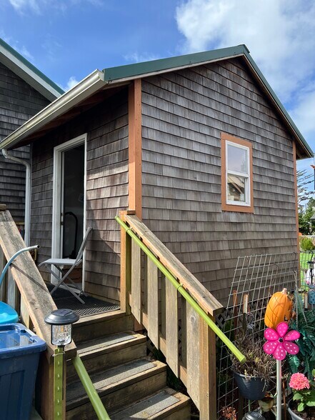More Photos Of 1311 Bay Ave, Ocean Park General Retail For Sale