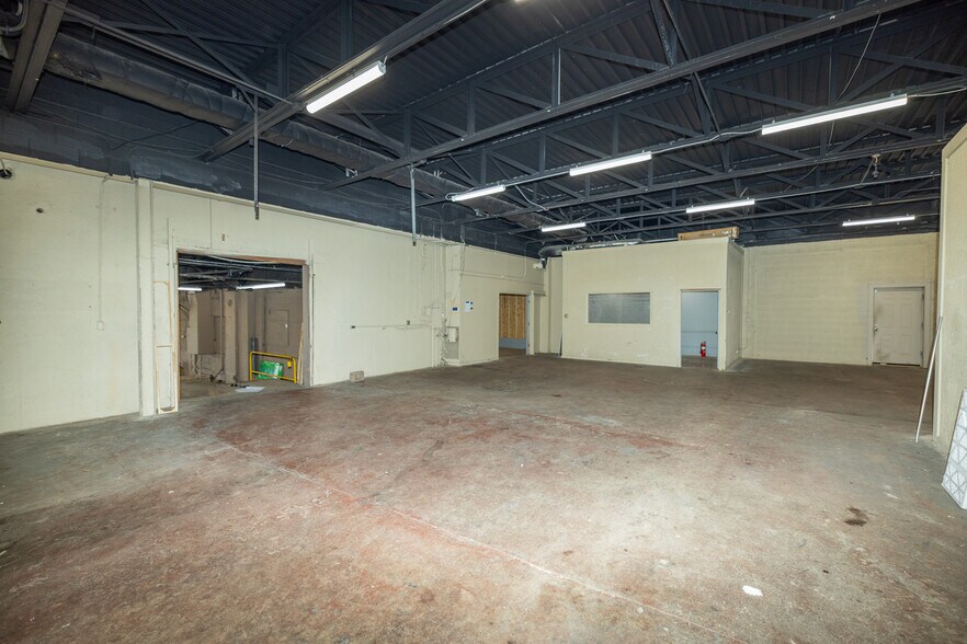 More Photos Of 1016-1020 N 10th St, Kansas City Light Distribution For Sale