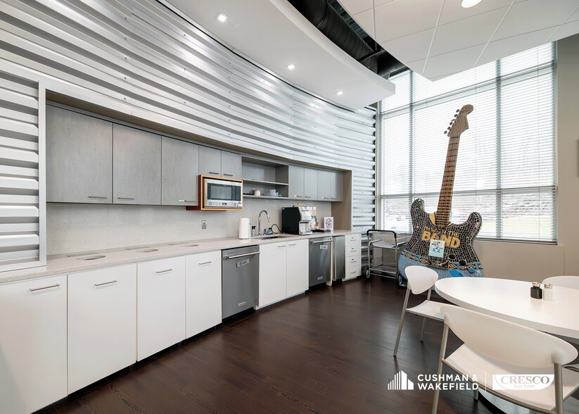 More Photos Of 31099 Chagrin Blvd, Pepper Pike Office For Sale