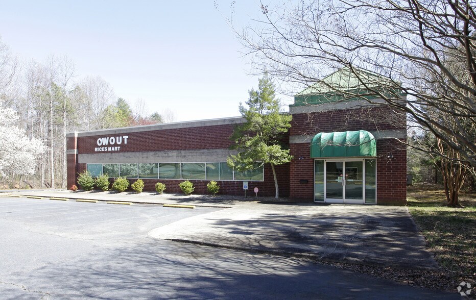 More Photos Of 400 E Arrowhead Dr, Charlotte Warehouse For Lease