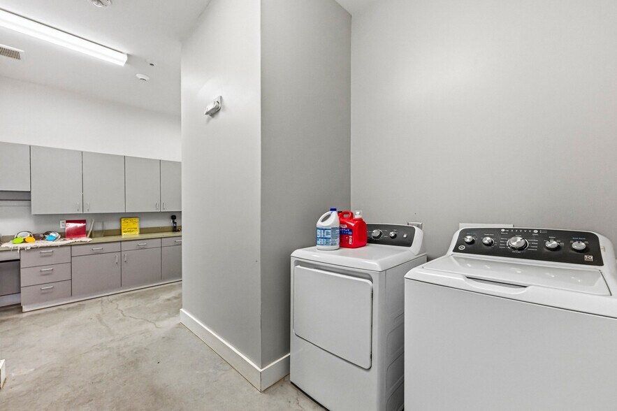 More Photos Of 1410 Live Oak Rd, Leander Showroom For Sale