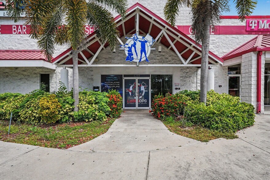 More Photos Of 6295 Waters Ave, Tampa Unknown For Lease