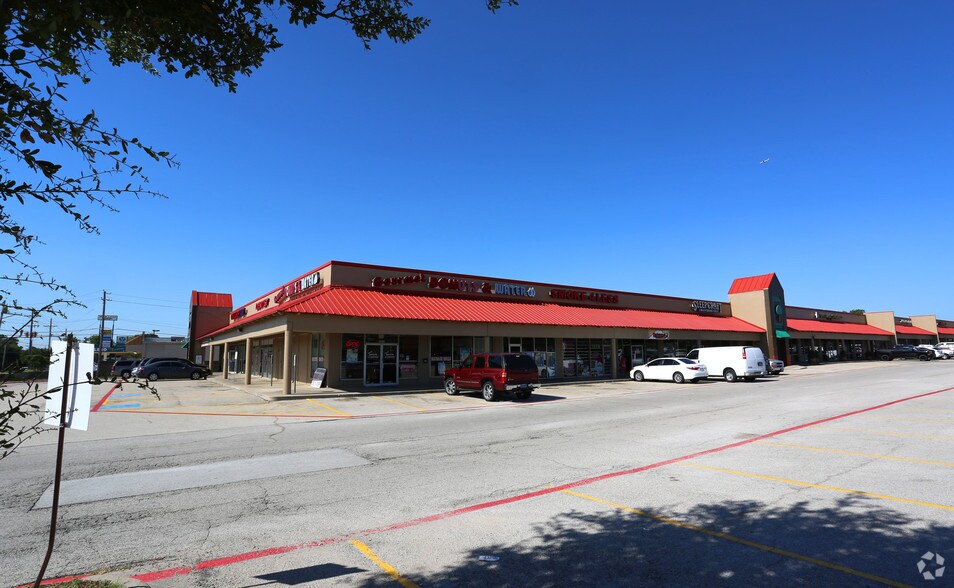 More Photos Of 1326-1392 W Main St, Lewisville Unknown For Lease
