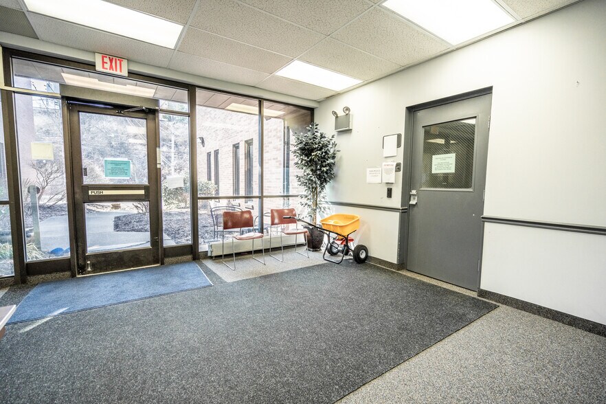 More Photos Of 1000 Church Hill Rd, Pittsburgh Office For Lease