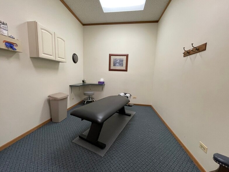 More Photos Of 283-297 Peterson Rd, Libertyville General Retail For Sale