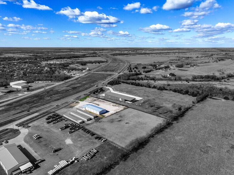 More Photos Of 11639 E US Highway 175, Kemp Flex For Lease