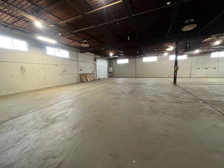 More Photos Of 119 Bond St, Elk Grove Village Warehouse For Lease
