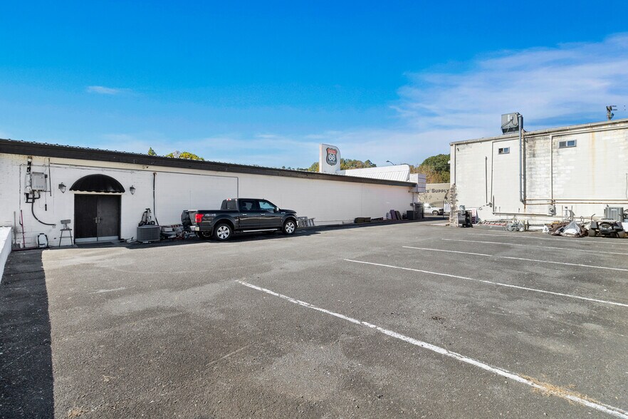 More Photos Of 395 S Ocoee St, Cleveland Showroom For Sale