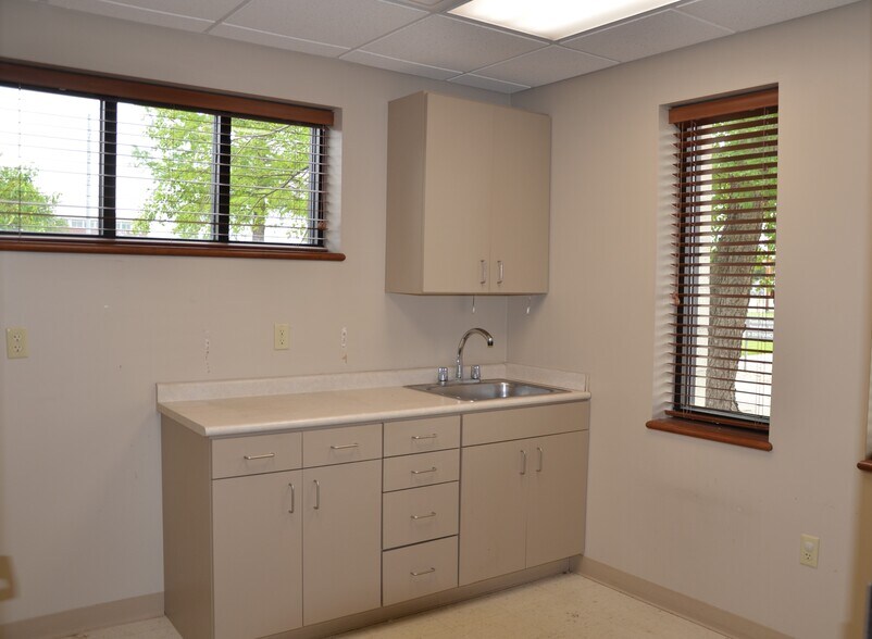 More Photos Of 515 7th Ave SE, Cedar Rapids Medical For Sale