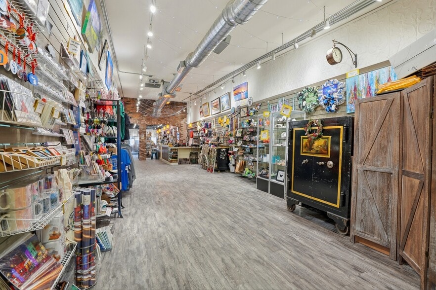 More Photos Of 409 S Main St, Rochester Storefront For Sale