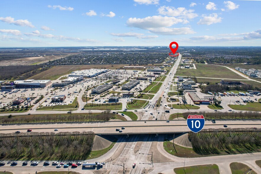 More Photos Of 7910 N Hwy 146, Baytown Showroom For Lease