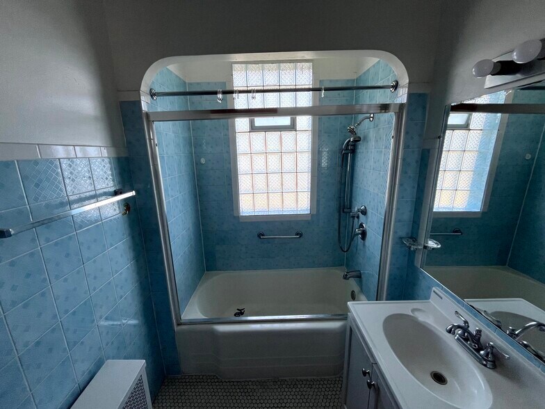 More Photos Of 4929 W Warwick Ave, Chicago Apartments For Sale