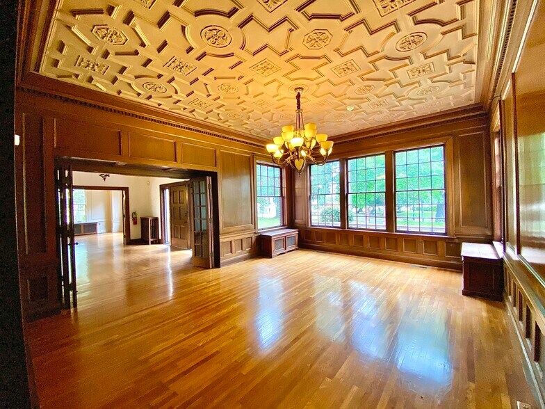 More Photos Of 219 N Broadway St, Tupelo General Retail For Lease