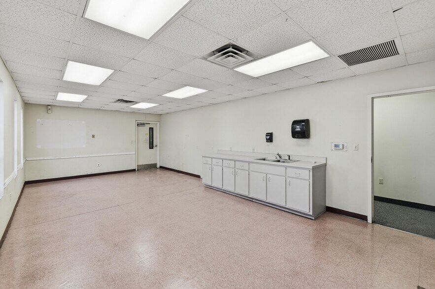 More Photos Of 451 SW 57th Ave, Ocala Distribution For Lease