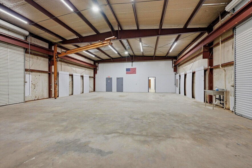 More Photos Of 224 E Cottage St, Sherman Warehouse For Sale