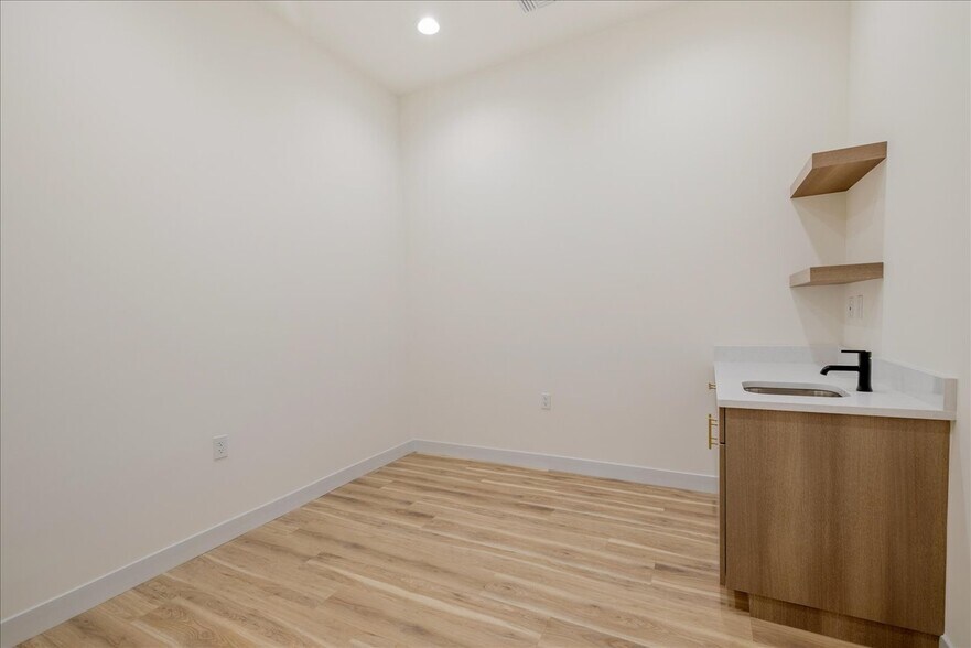 More Photos Of 2458 Mahan Dr, Tallahassee Medical For Lease